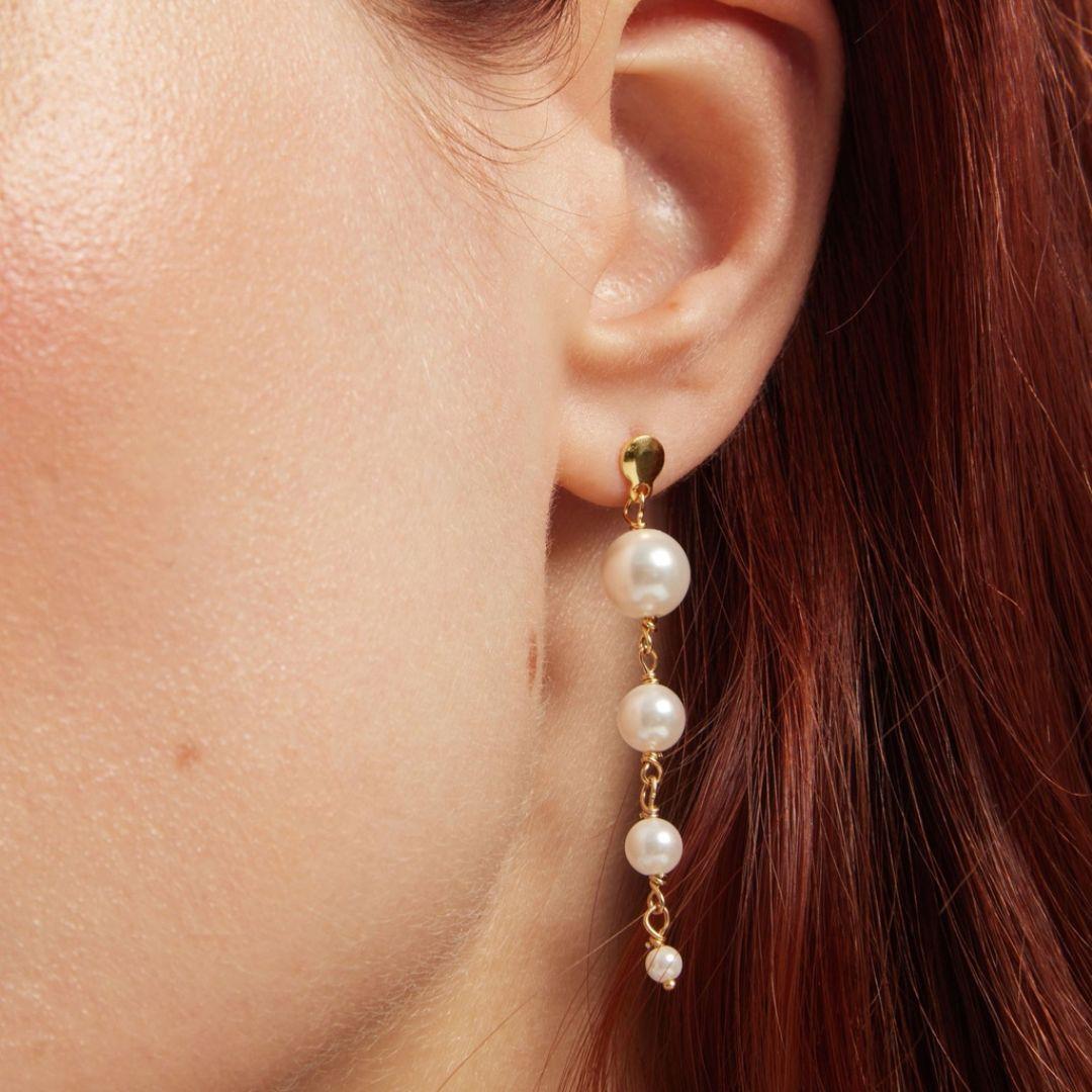 Pendientes largos de perlas en plata de ley · Aurore · Victoria Cruz