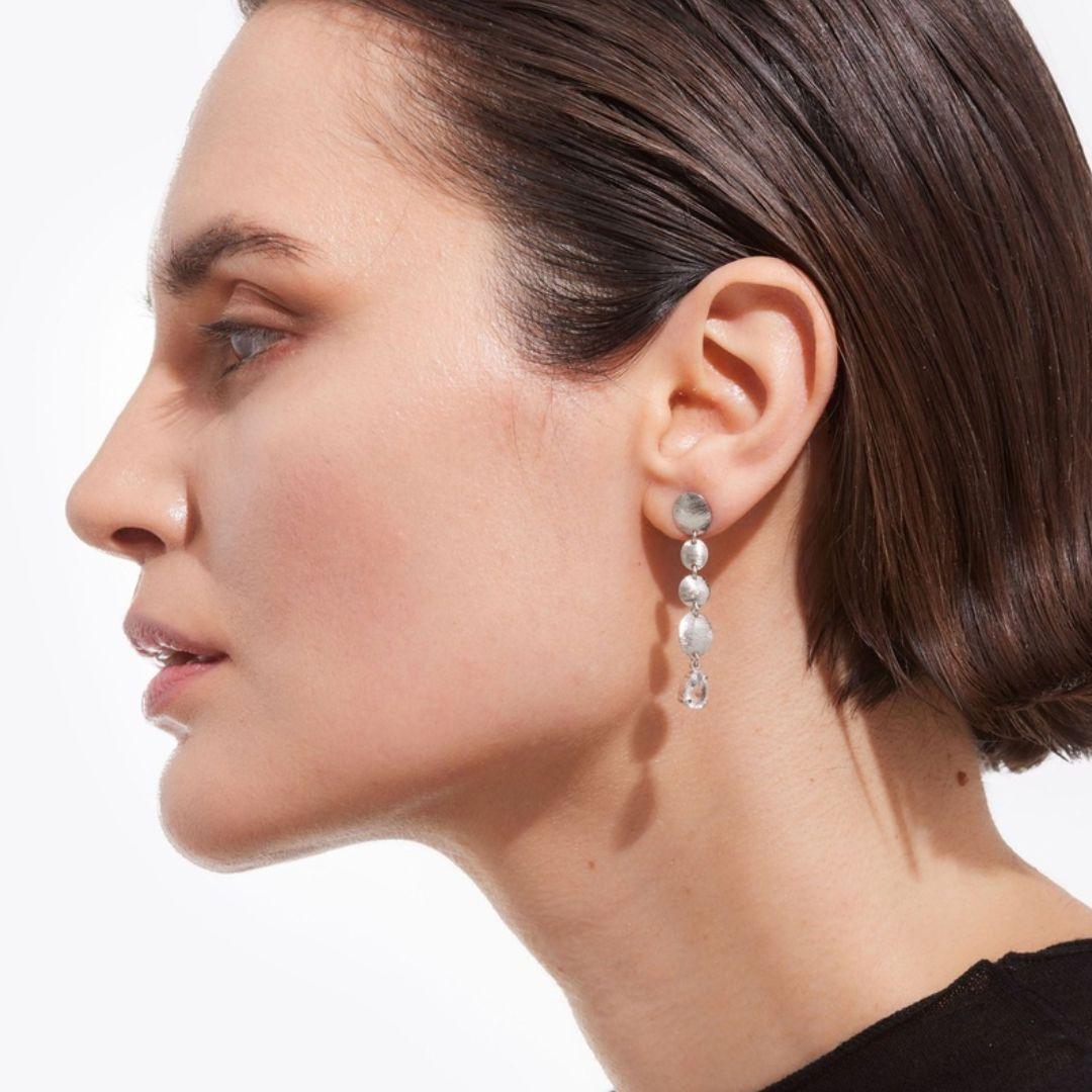Pendientes largos noise de cristal blanco en plata de ley bañada en rodio  · Victoria Cruz