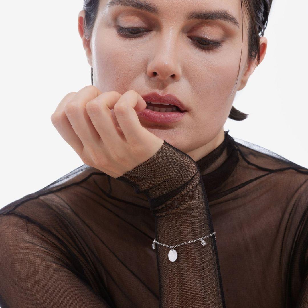 Pulsera noise de plata de ley bañada en rodio con cristal blanco · Victoria Cruz
