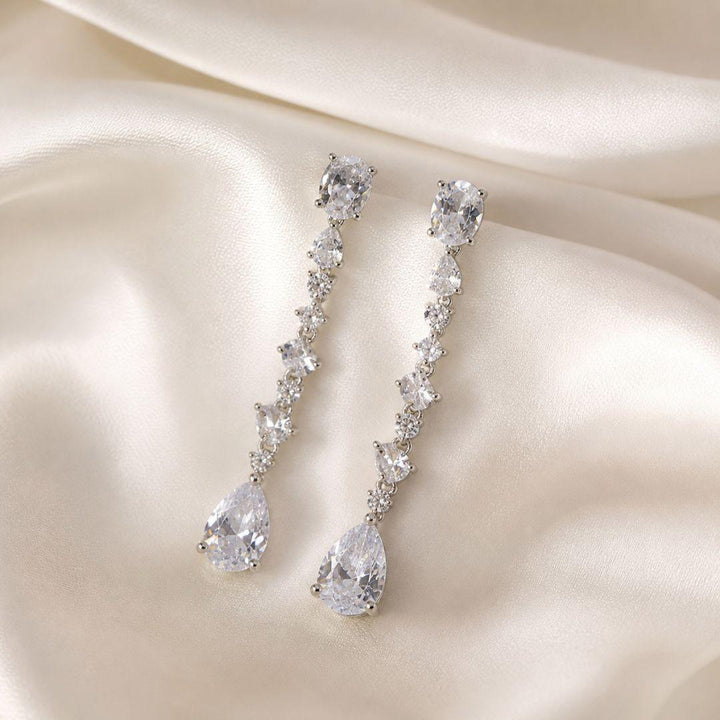 Pendientes Largos Lágrima de Plata – Elegancia Radiante para Novia, Invitada y Eventos Especiales