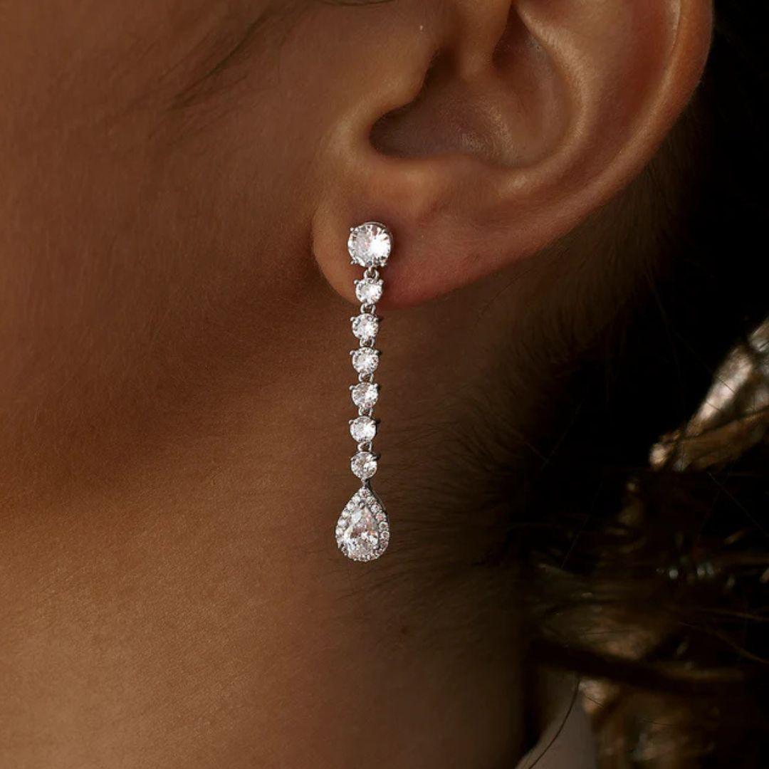 Pendientes Largos Plata con Circonitas Blancas – Elegancia para Momentos Especiales
