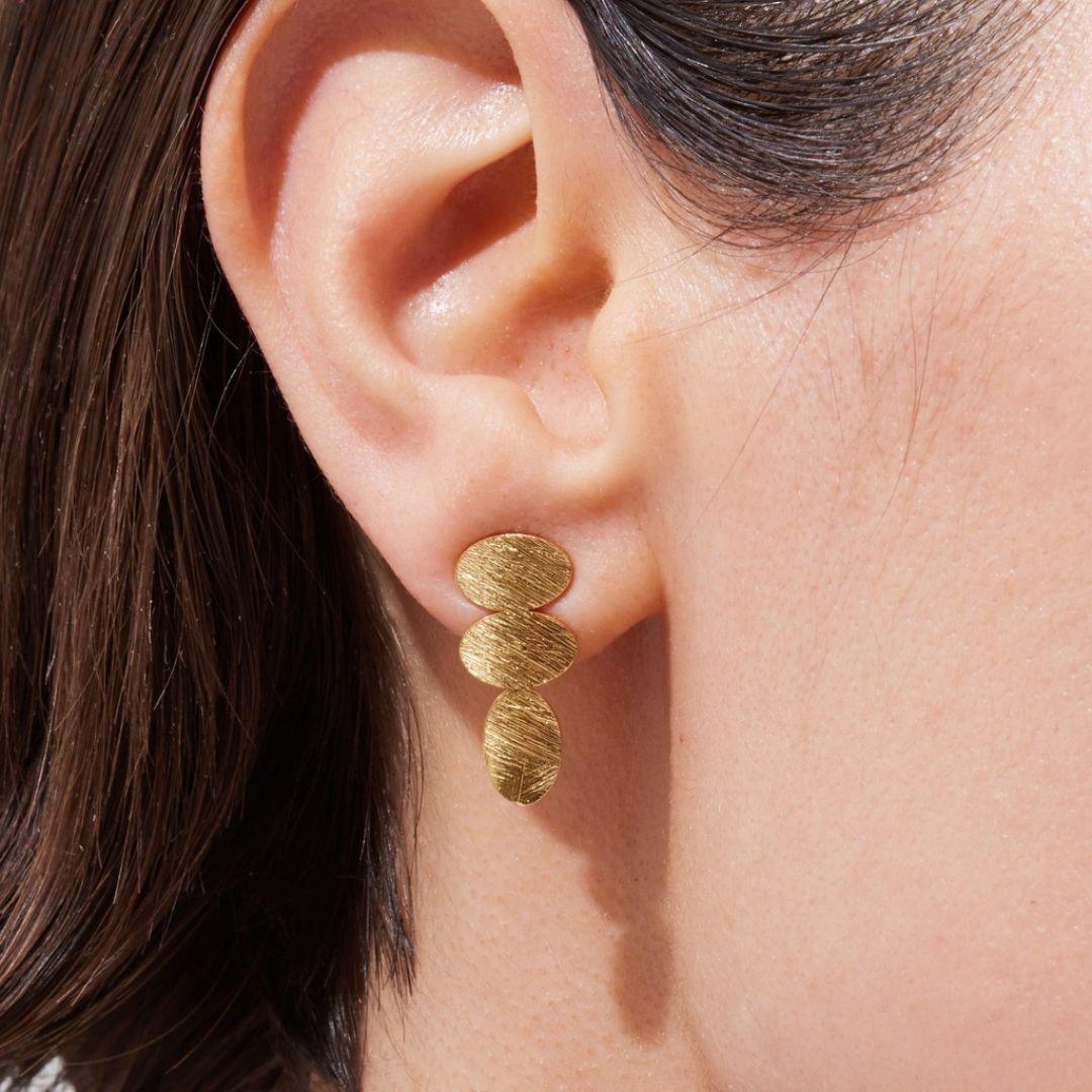Pendientes Noise Oval Texturizados en Plata de Ley bañada en Oro · Victoria Cruz