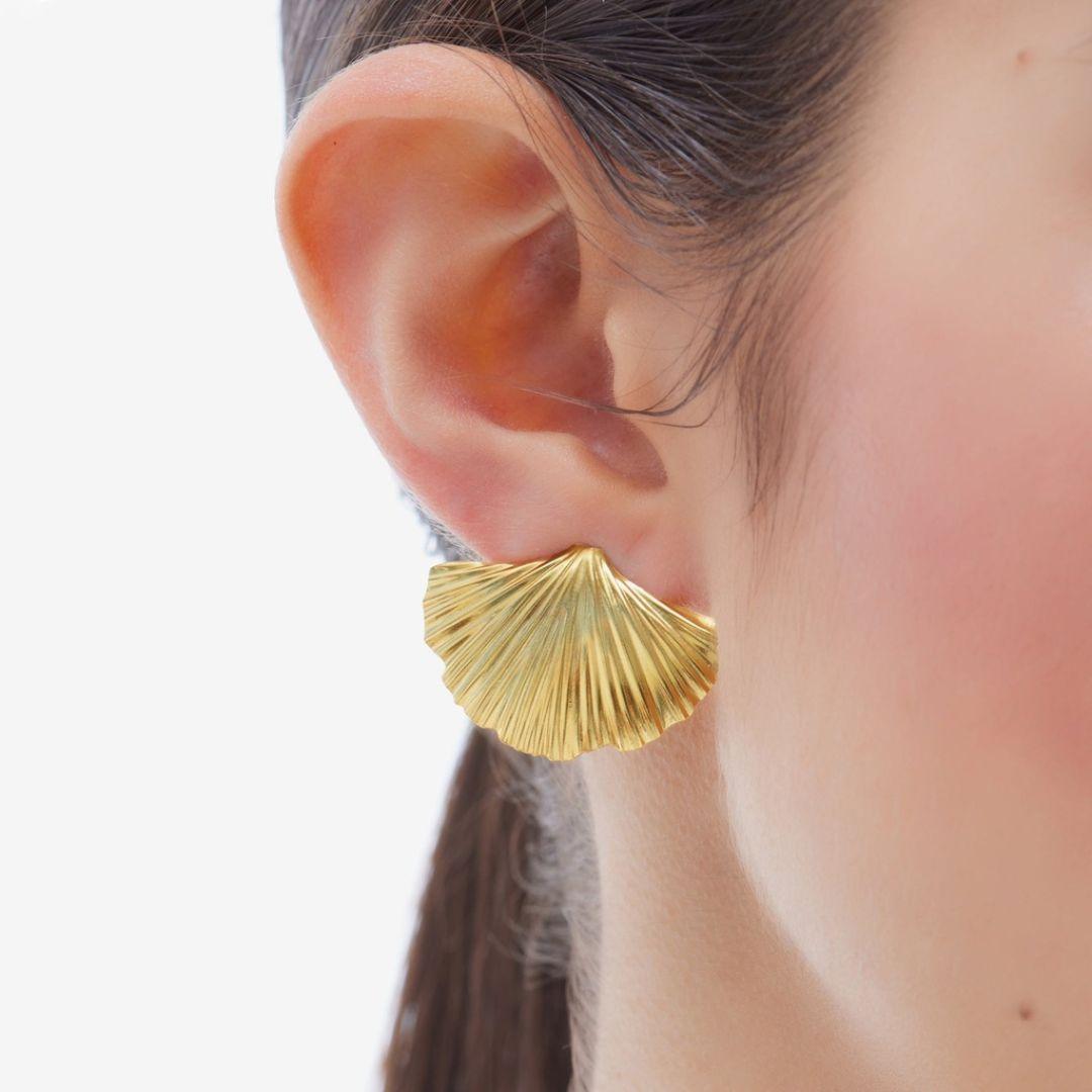 Pendientes Tokyo Abanico en Plata de Ley bañada en Oro · Victoria Cruz