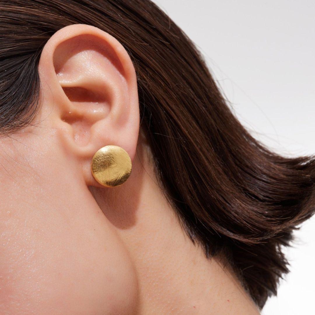 Pendientes Zoom Esfera Texturizada en Plata de Ley bañada en Oro · Victoria Cruz