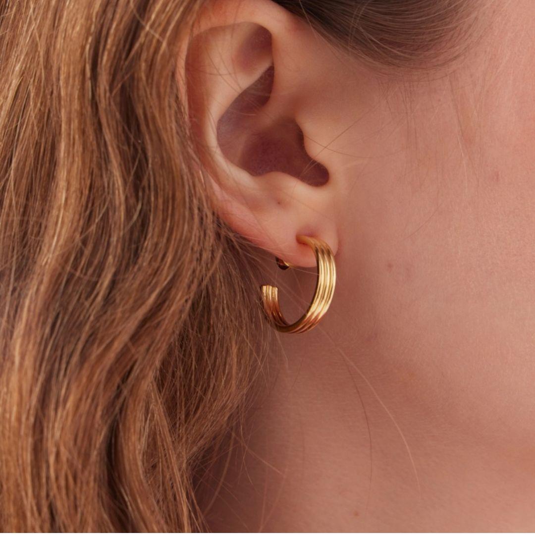 Pendientes aro Nivola en Plata baño Oro · Victoria Cruz