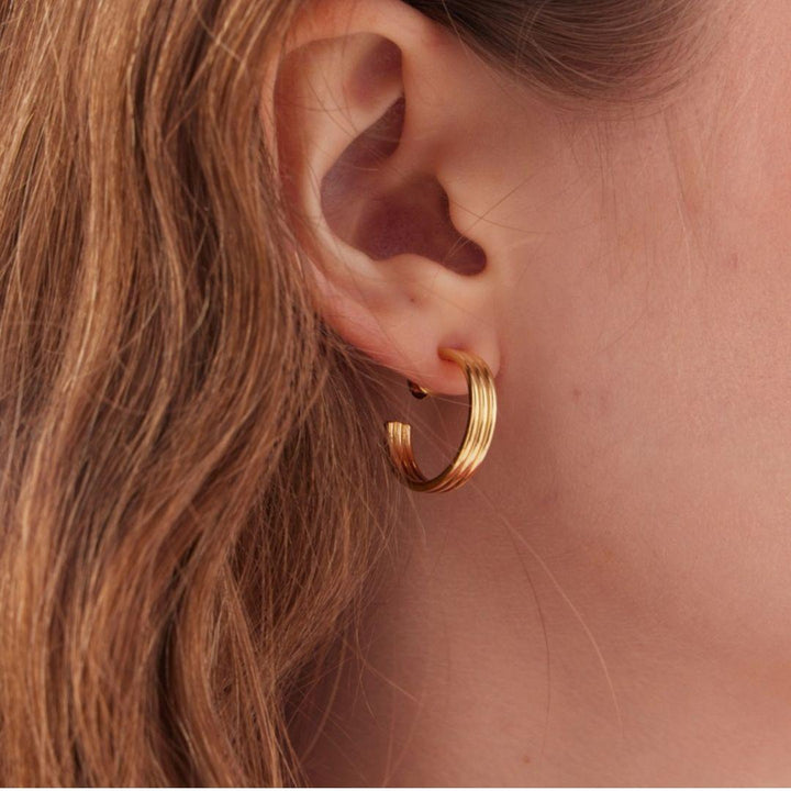 Pendientes aro Nivola en Plata baño Oro · Victoria Cruz