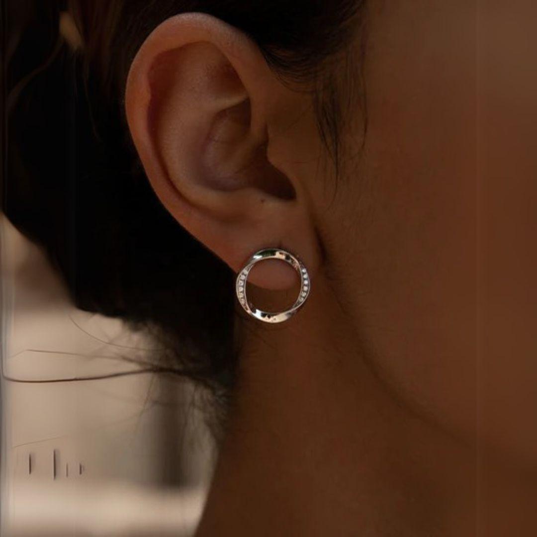 Pendientes círculo entrelazado con circonitas