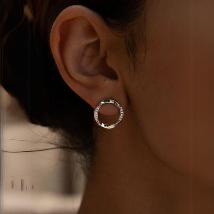 Pendientes círculo entrelazado con circonitas