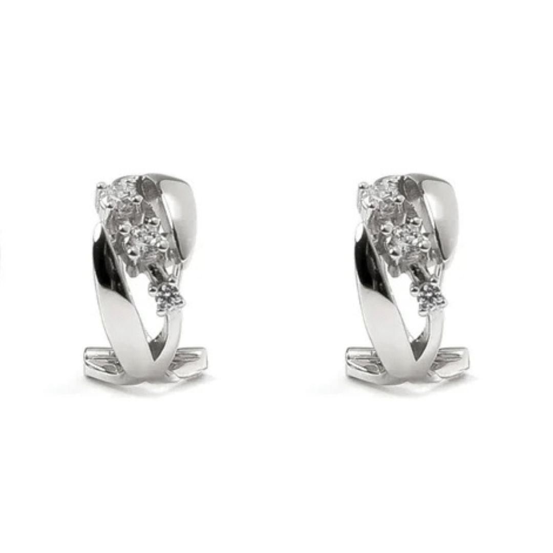 Pendientes elegantes con tres circonitas de plata y cierre omega