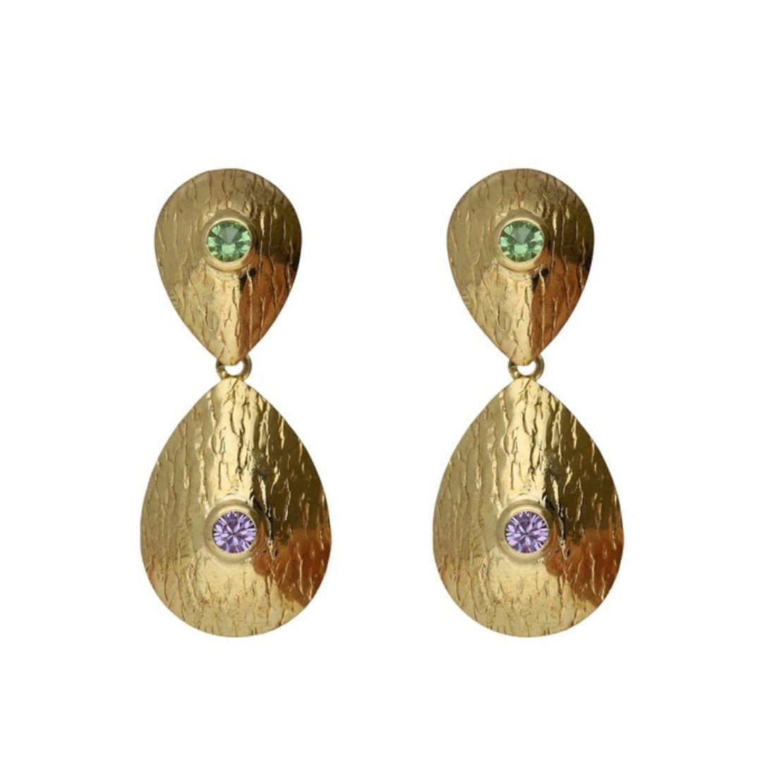 Pendientes gota con cristales multicolor en Plata baño Oro  · Victoria Cruz