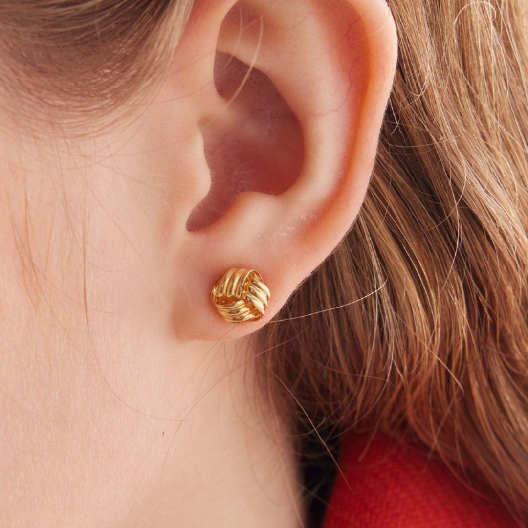 Pendientes nudo pequeño en Plata · Victoria Cruz