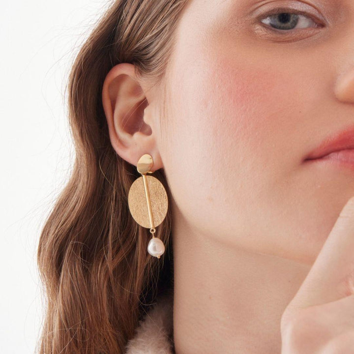 Pendientes oval textura con perla barroca en Plata baño Oro  · Victoria Cruz