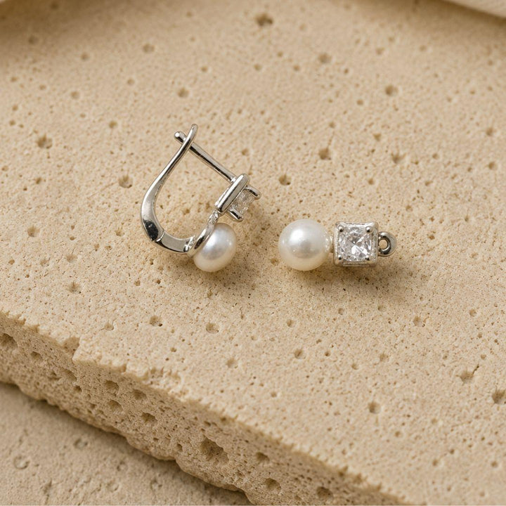 Pendientes pequeños para niña en plata con cierre catalán y perla – Dulzura elegante para momentos especiales