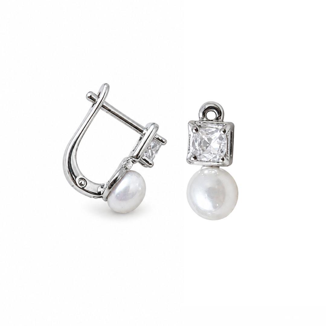 Pendientes pequeños para niña en plata con cierre catalán y perla – Dulzura elegante para momentos especiales