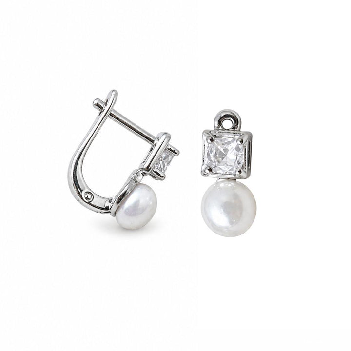 Pendientes pequeños para niña en plata con cierre catalán y perla – Dulzura elegante para momentos especiales