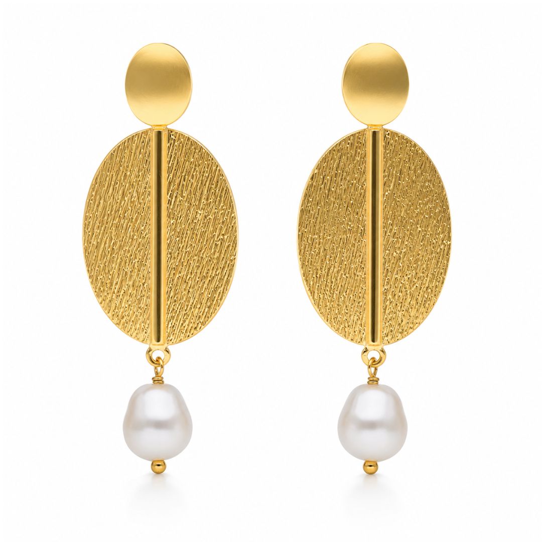 Pendientes oval textura con perla barroca en Plata baño Oro  · Victoria Cruz