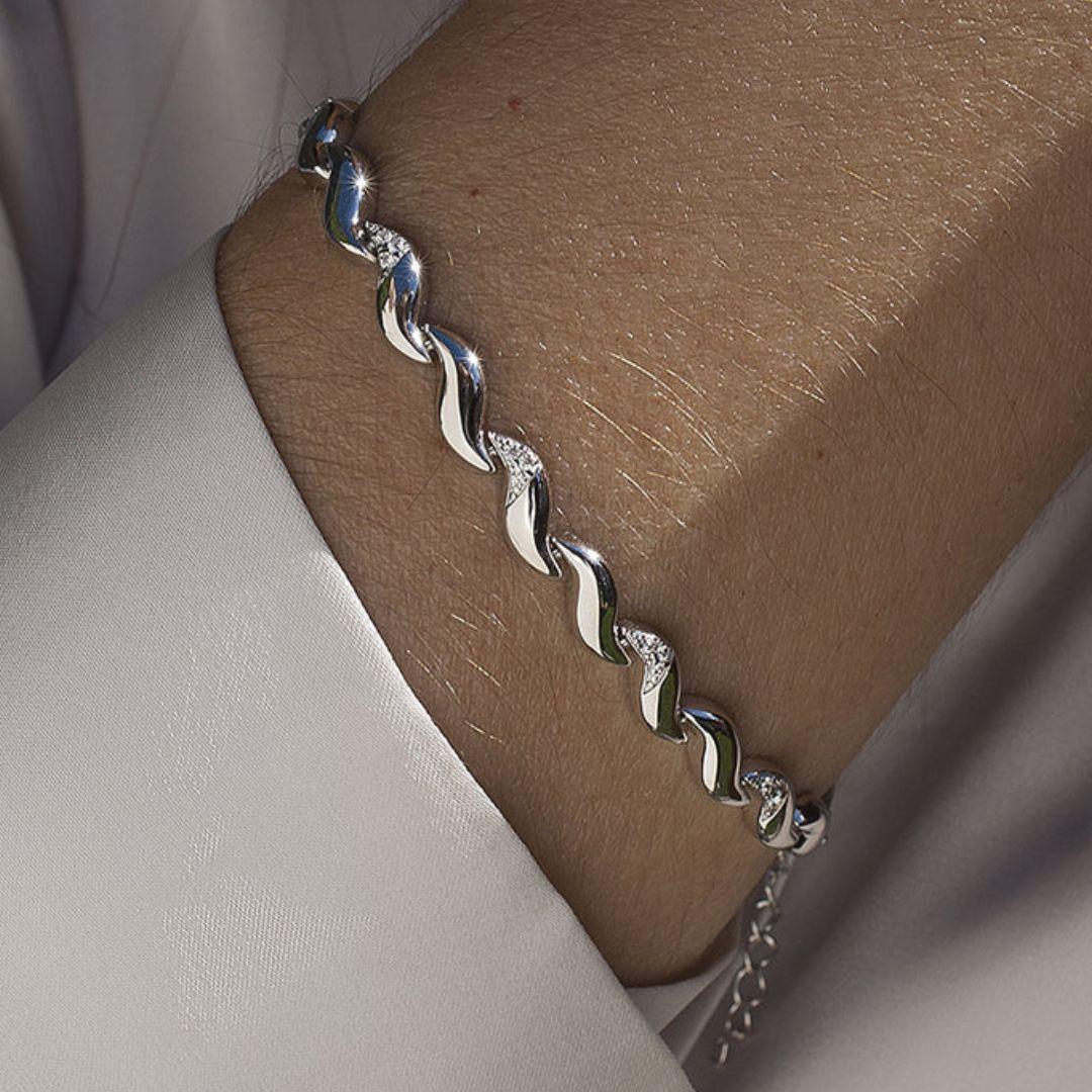 Pulsera de Plata con Circonitas y Eslabones Curvos – Elegancia Femenina y Diseño Sofisticado