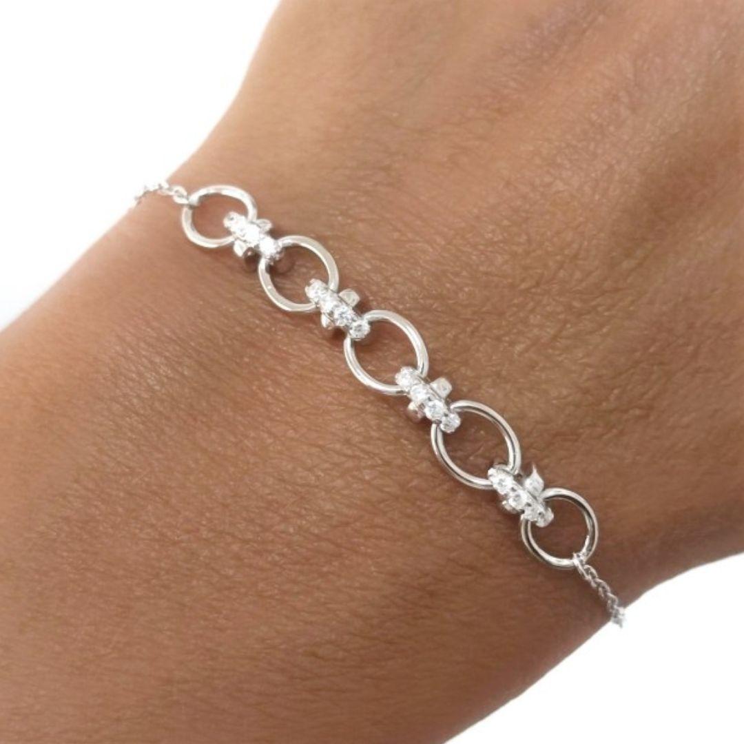 Pulsera de plata con un trozo de decorativos eslabones