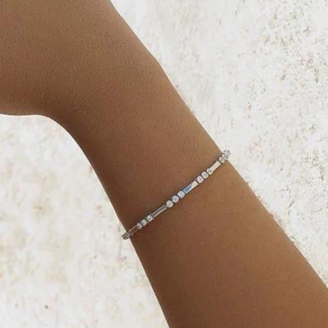 Pulsera fina y elegante de plata para mujer con circonitas redondas