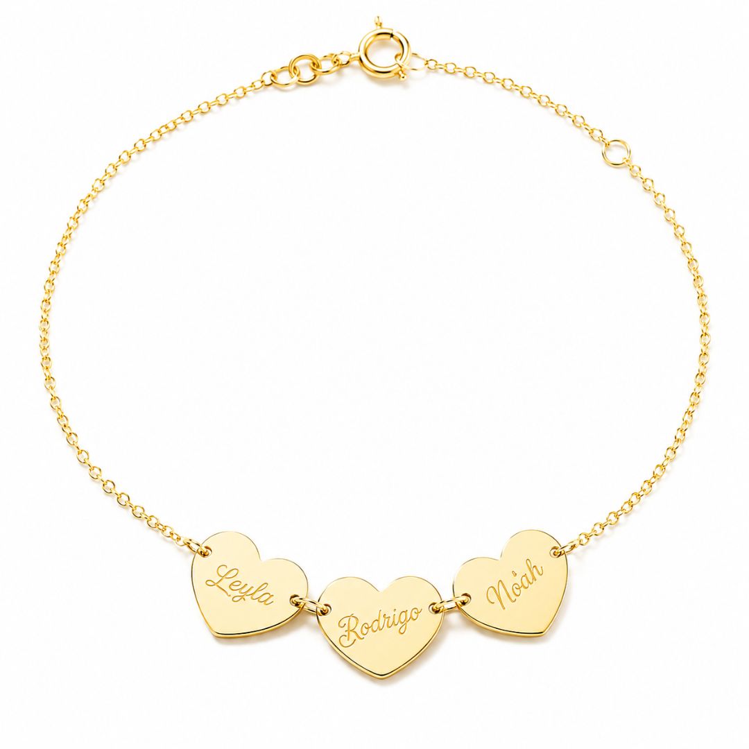 Pulsera de oro amarillo con 3 corazones personalizados