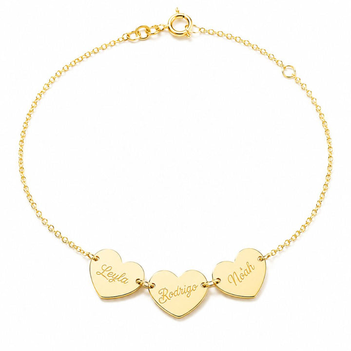 Pulsera de oro amarillo con 3 corazones personalizados