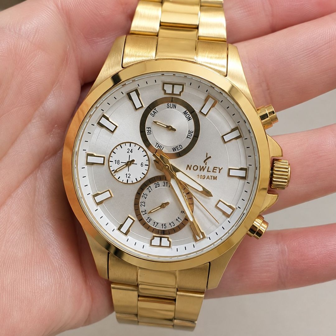 Reloj Multifunción de Acero Dorado con Esfera Plateada