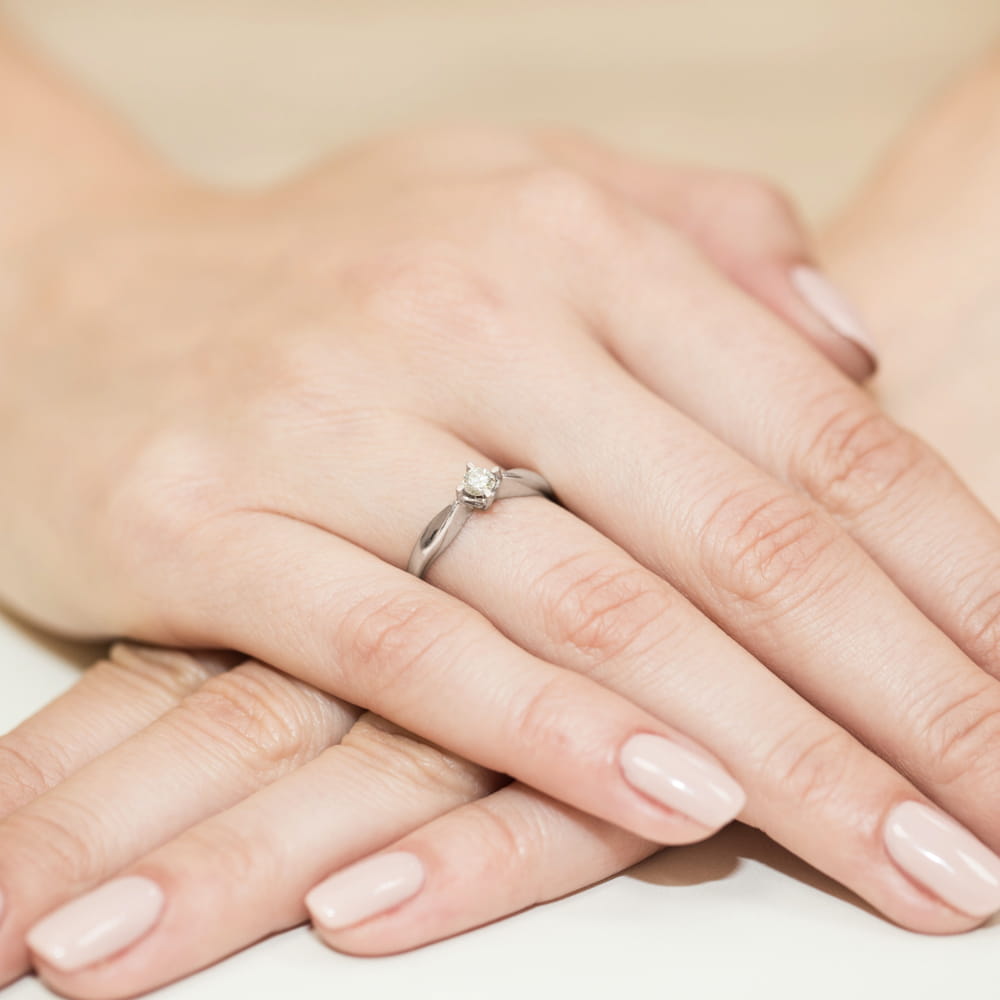 Anillo Solitario Oro Blanco 14K con Diamante Natural 0,12 ct