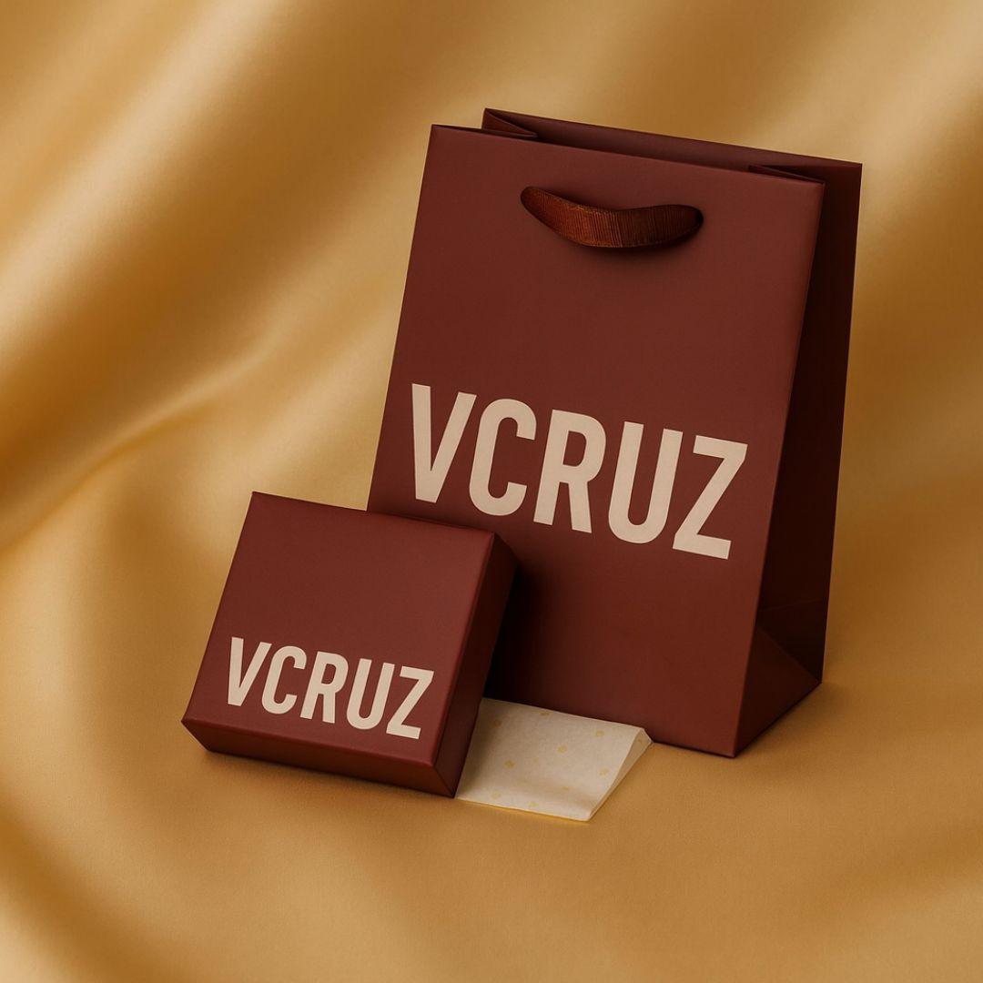 Pendientes oval textura con perla barroca en Plata baño Oro  · Victoria Cruz