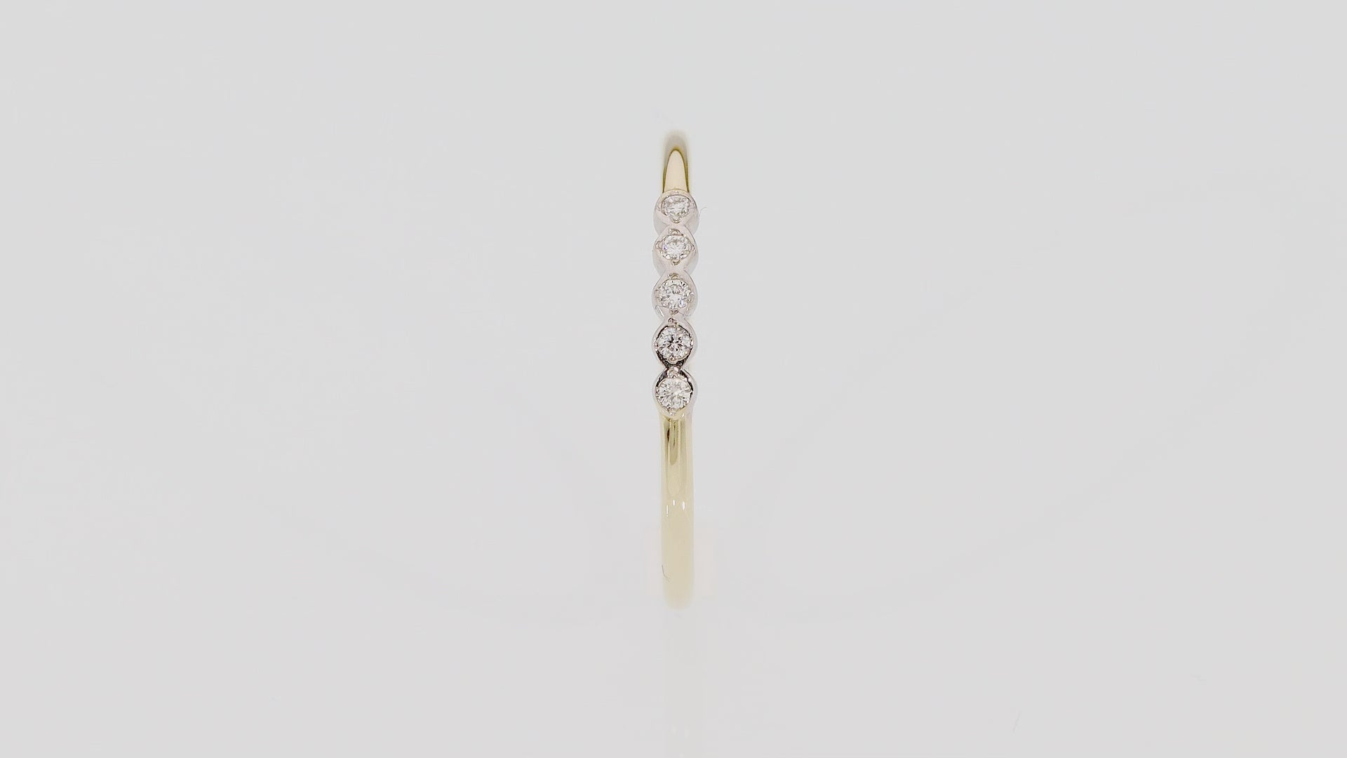 Anillo Zuri de oro amarillo de 14K con cinco diamantes